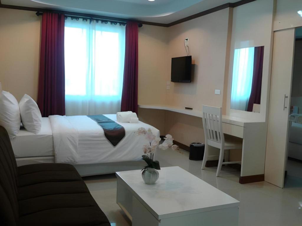 Thada Chateau Hotel Buriram Exterior foto